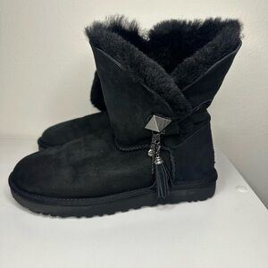 Uggs ancle black boots, Women's Black Suede Boots with Tassel size 8